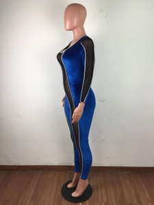 Detail eines königsblauen Samt-Jumpsuits mit seitlichen Netzeinsätzen und silberner Borte