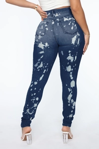 Detailansicht der High-Waist Skinny Jeans mit Acid-Wash und Tintenspritzer-Muster