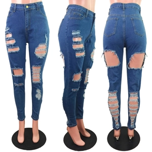 Détails de la texture très usée sur le pantalon skinny en denim bleu foncé à taille haute