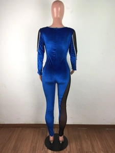 Rückansicht eines Bodysuits aus blauem Samt mit schwarzen Mesh-Einsätzen für Damen