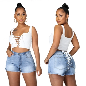 Tenue d'été pour femmes avec haut court à lacets blanc et short en jean bleu clair