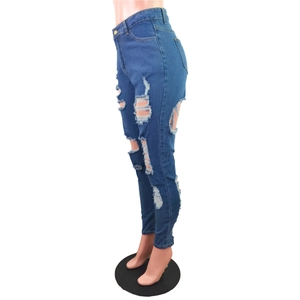 Vue détaillée du jean skinny bleu avec des trous déchirés et une texture effilochée