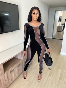 Detail eines schwarzen Samt-Bodysuits mit transparenten Mesh-Einsätzen und Kontrastpaspeln