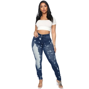 Detailansicht der High-Waist-Skinny-Jeans mit weißer Bleichwaschung und Used-Look-Struktur