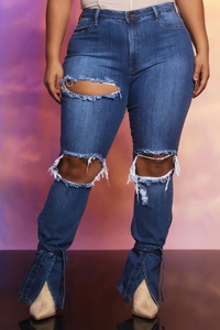 Dettagli di jeans skinny blu con strappi, spacchi laterali e lacci sull'orlo