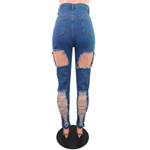 Détail du jean bleu taille haute avec découpes extrêmes et design déchiré au dos