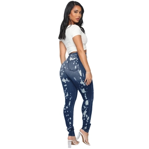 Detailaufnahme der eng geschnittenen Jeans mit hoher Taille und weißem Farbspritzer-Dekor