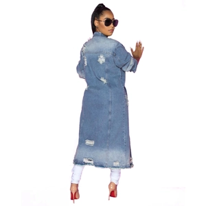 Cappotto lungo in denim slavato azzurro con dettagli strappati e maniche lunghe da donna