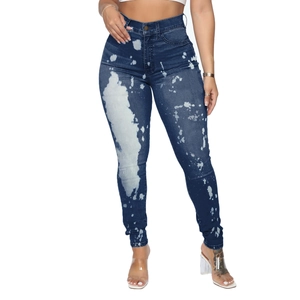 Detail einer High-Waist Skinny Jeans mit Streetstyle-Muster aus weißem Bleichspritzern