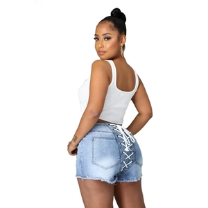 Vue détaillée du short en jean avec laçage croisé blanc et détails de bandage au dos
