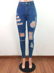 Détails du jean bleu foncé taille haute avec déchirures et finitions délavées