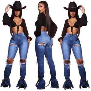 Jeans svasati a vita alta da donna con orlo spaccato stringato e stile denim lavato