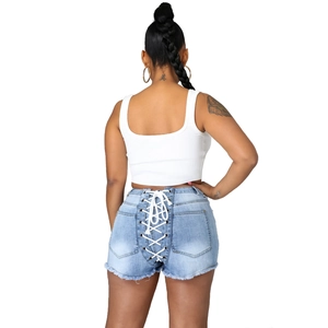 Ensemble haut blanc et short en jean bleu avec détail lacé au dos et ourlet brut