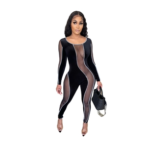 Detail eines schwarzen Samt-Bodysuits mit transparenten Mesh-Einsätzen und Silberpaspel