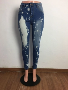 Detail von blauen Skinny-Jeans mit künstlerischem weißem Bleichspritzmuster