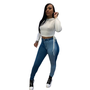 Slim fit tweekleurige denim jeans met witte top en trekkoord voor dames mode look