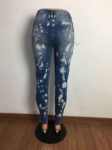 Detailansicht der Skinny Jeans mit hoher Taille und einzigartigem weißem Spritzer-Muster