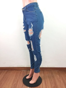 Vue latérale détaillée d'un jean skinny bleu extensible avec de larges trous aux genoux et cuisses
