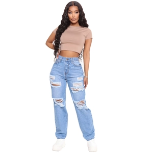 Jeans donna a vita alta con gamba larga e strappi abbinati a un crop top color kaki