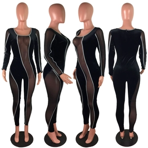 Detail mit transparenten Netzeinsätzen und Reflexstreifen auf schwarzem Samt-Body