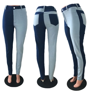 Detailweergaven van skinny jeans met hoge taille en blauw patchwork kleurblokdesign
