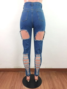 Vue détaillée du dos d'un jean bleu ajusté avec des motifs découpés et déchirés