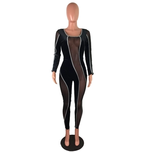 Detailansicht schwarzer Langarm-Body mit transparenten Netzeinsätzen und grauer Paspelierung