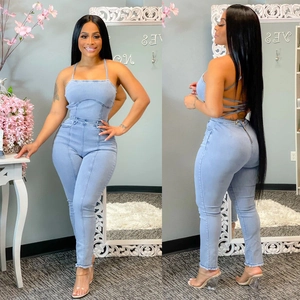 Combinaison en jean bleu clair ajustée avec dos nu à lacets et détails d'ourlet effiloché
