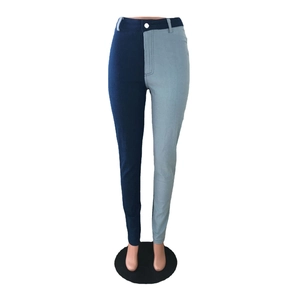 Detail van high waist skinny jeans met asymmetrisch patchwork in licht- en donkerblauw