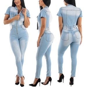 Combinaison en jean bleu clair délavé coupe ajustée avec manches courtes et zip