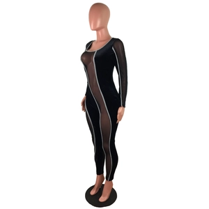 Detailansicht eines schwarzen Samt-Bodys mit transparentem Mesh und Konturlinien