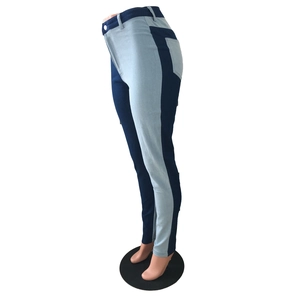 Detail van skinny jeans met hoge taille en tweekleurig blauw patchwork-ontwerp