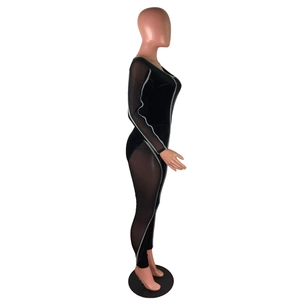 Detail eines schwarzen eng anliegenden Jumpsuits mit Mesh-Einsätzen und grauen Seitenstreifen