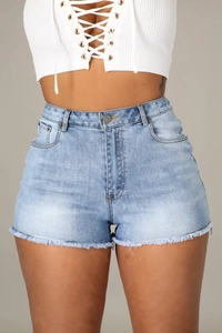 Détail d'un short en jean taille haute avec ourlet effiloché et cinq poches classiques