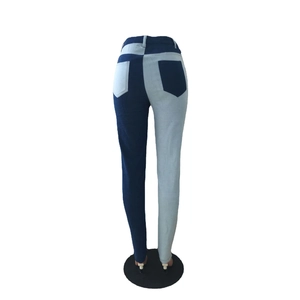 Detailweergave van de skinny jeans met hoge taille en tweekleurige patchwork achterzakken