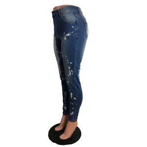Detailansicht der Damen-Skinny-Jeans mit weißem Farbspritzer-Design an den Beinen