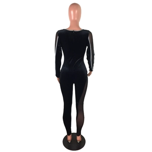 Detail eines schwarzen Samt-Bodys mit transparentem Mesh und silbernen Reflexstreifen