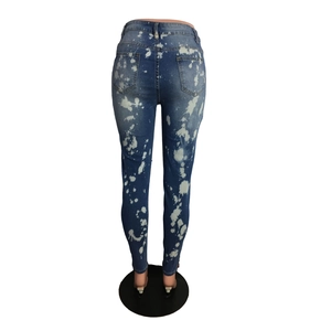Rückansicht einer eng geschnittenen Damen-Jeans in Blau mit weißem Bleichspritzer-Effekt