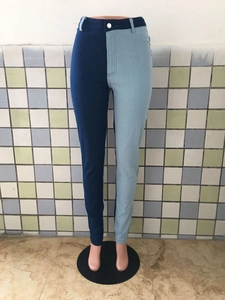 Detailweergave van de patchwork denim jeans met hoge taille en asymmetrische blauwe kleur