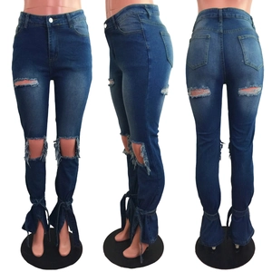 Dettagli dei jeans skinny a vita alta con strappi alle ginocchia e lacci alle caviglie