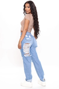 Vista posteriore dettagliata di jeans azzurri a vita alta con ampi strappi e gamba larga