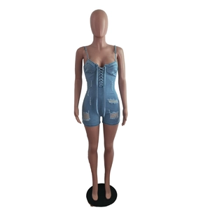 Détail d'un body en denim bleu clair avec laçage sur la poitrine et finitions usées