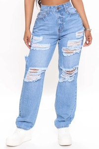Dettaglio dei jeans azzurri a vita alta con strappi alla moda e bordi sfrangiati
