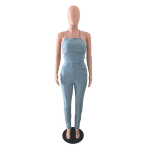 Détail d'une combinaison en jean dos nu bleu clair avec licou et ourlet effilé