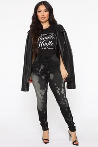 Detail der High-Waist Skinny Jeans in Schwarz mit grauer Acid-Wash-Waschung und Heels