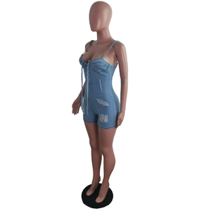 Vue détaillée du combishort en jean bleu clair avec bretelles à nouer et ourlet effiloché