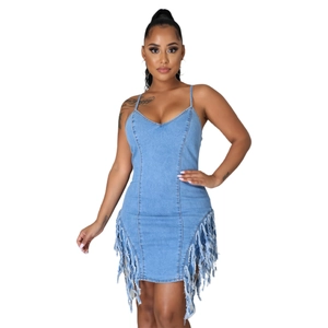 Vue détaillée de la robe en jean bleu clair avec franges latérales et ourlet effiloché