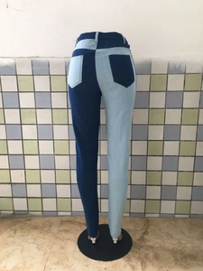 Detail van de high waist skinny jeans met asymmetrisch contrastblauw patchwork op de rug
