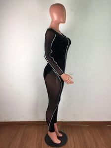 Detailansicht des Samt-Bodysuits mit transparenten Mesh-Einsätzen und Kontrastpaspeln