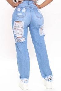 Vista posteriore dettagliata di jeans a vita alta con strappi e bordi sfrangiati